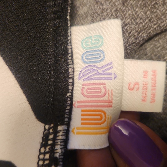 LulaRoe black and white skirt filled with stars. Size small but can fit … - Picture 3 of 5